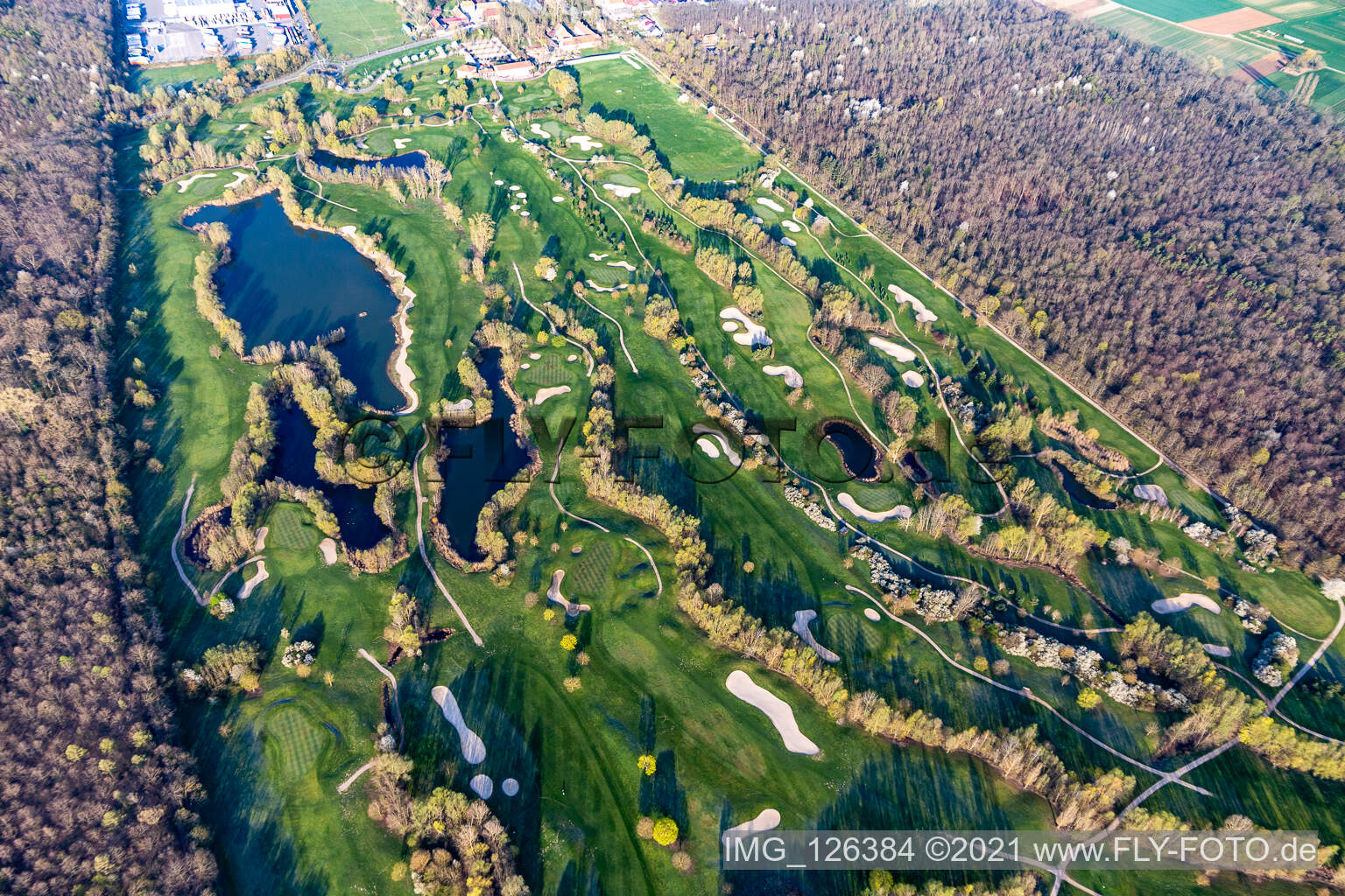 Schrägluftbild von Golfanlage Landgut Dreihof - GOLF Absolute in Essingen im Bundesland Rheinland-Pfalz, Deutschland