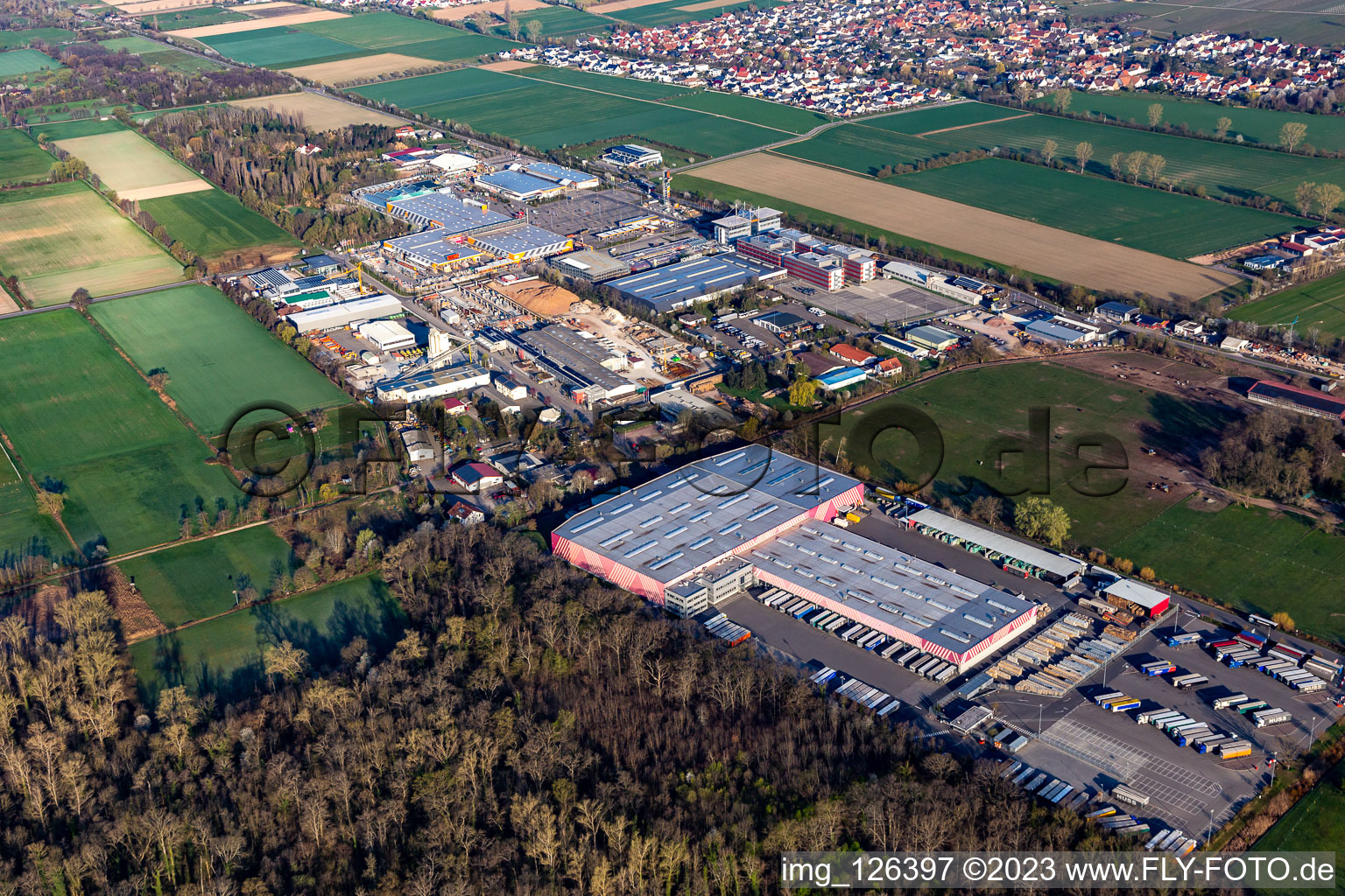 Luftaufnahme von Gebäude der Niederlassung des Baumarktes HORNBACH Bornheim im Ortsteil Industriegebiet Bornheim in Bornheim im Bundesland Rheinland-Pfalz, Deutschland