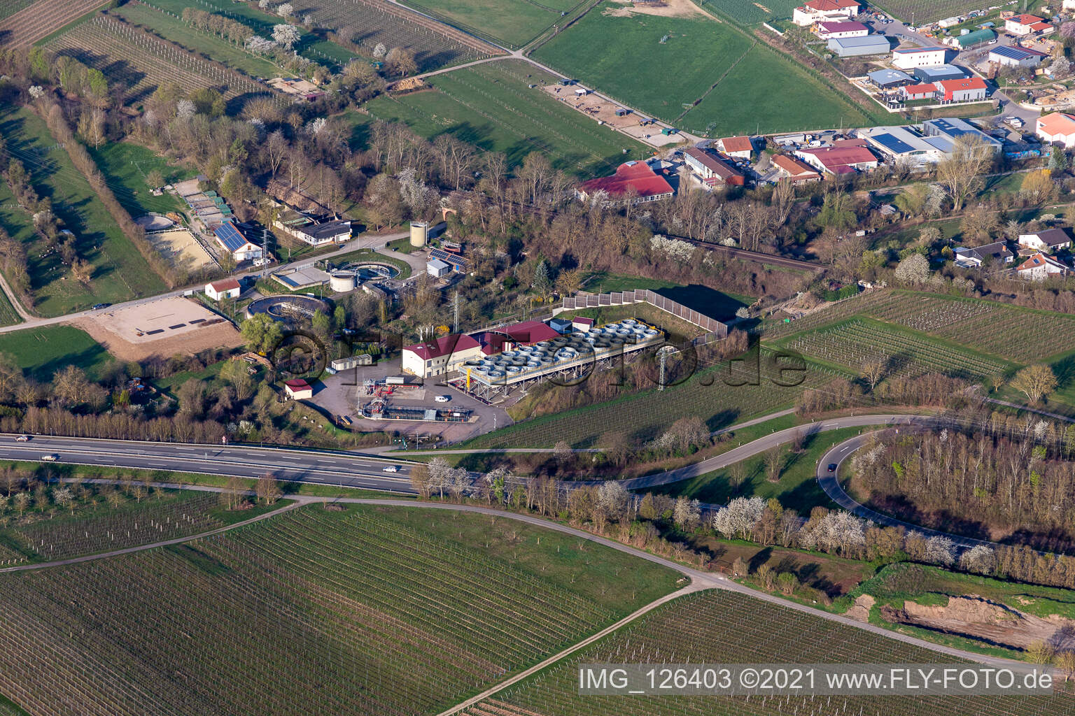 Schrägluftbild von Kühlanlagen des Geothermiekraftwerk in Insheim im Bundesland Rheinland-Pfalz, Deutschland
