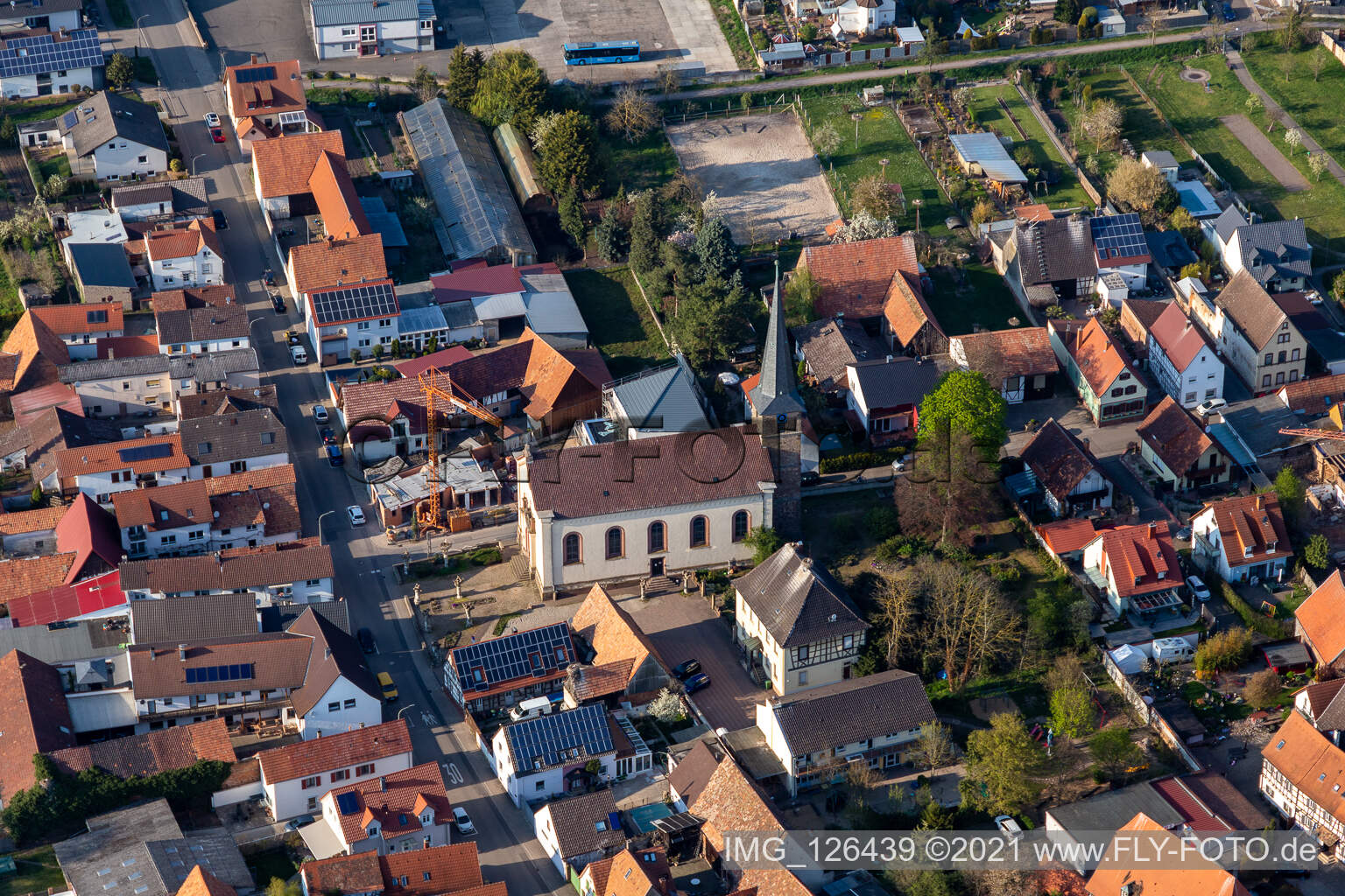 Luftbild von Kirchengebäude im Dorfkern in Knittelsheim im Bundesland Rheinland-Pfalz, Deutschland