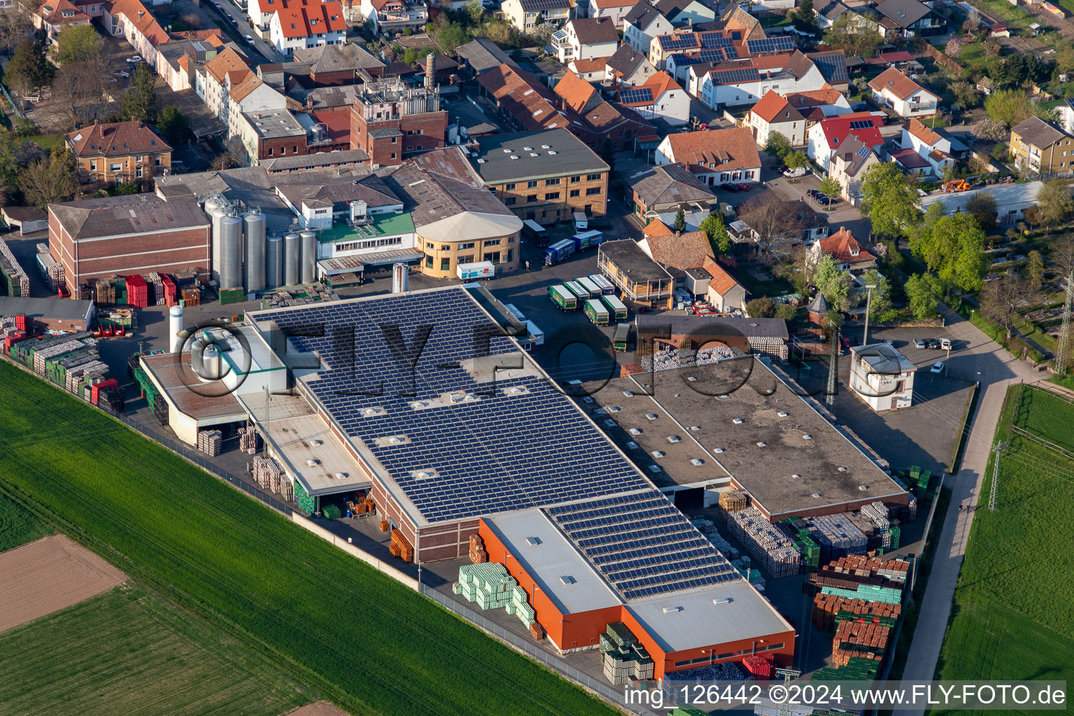 Luftbild von Gebäude und Produktionshallen auf dem Werksgelände der BELLHEIMER BRAUEREI - PARK & Bellheimer Brauereien GmbH & Co. KG im Bundesland Rheinland-Pfalz, Deutschland
