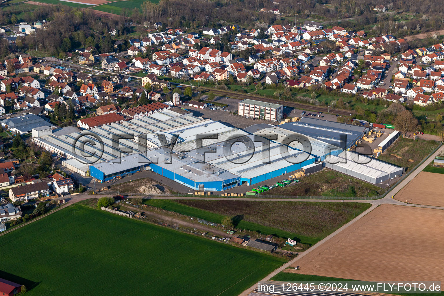 Firmengelände der Kardex Remstar Maschinenbau mit Hallen, Firmengebäuden und Produktionsstätten in Bellheim im Bundesland Rheinland-Pfalz, Deutschland