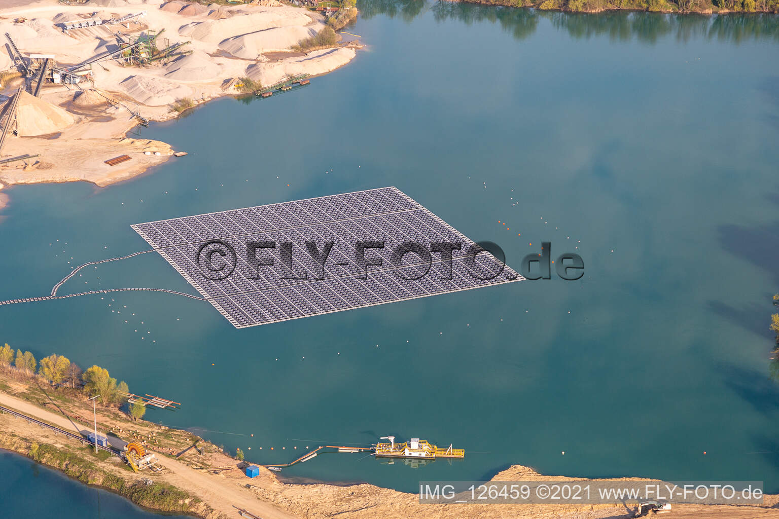 Luftaufnahme von Schwimmendes Solarkraftwerk und Panelfelder von Photovoltaik- Anlagen auf der Wasseroberfläche auf einem Baggersee zur Kiesgewinnung in Leimersheim im Bundesland Rheinland-Pfalz, Deutschland