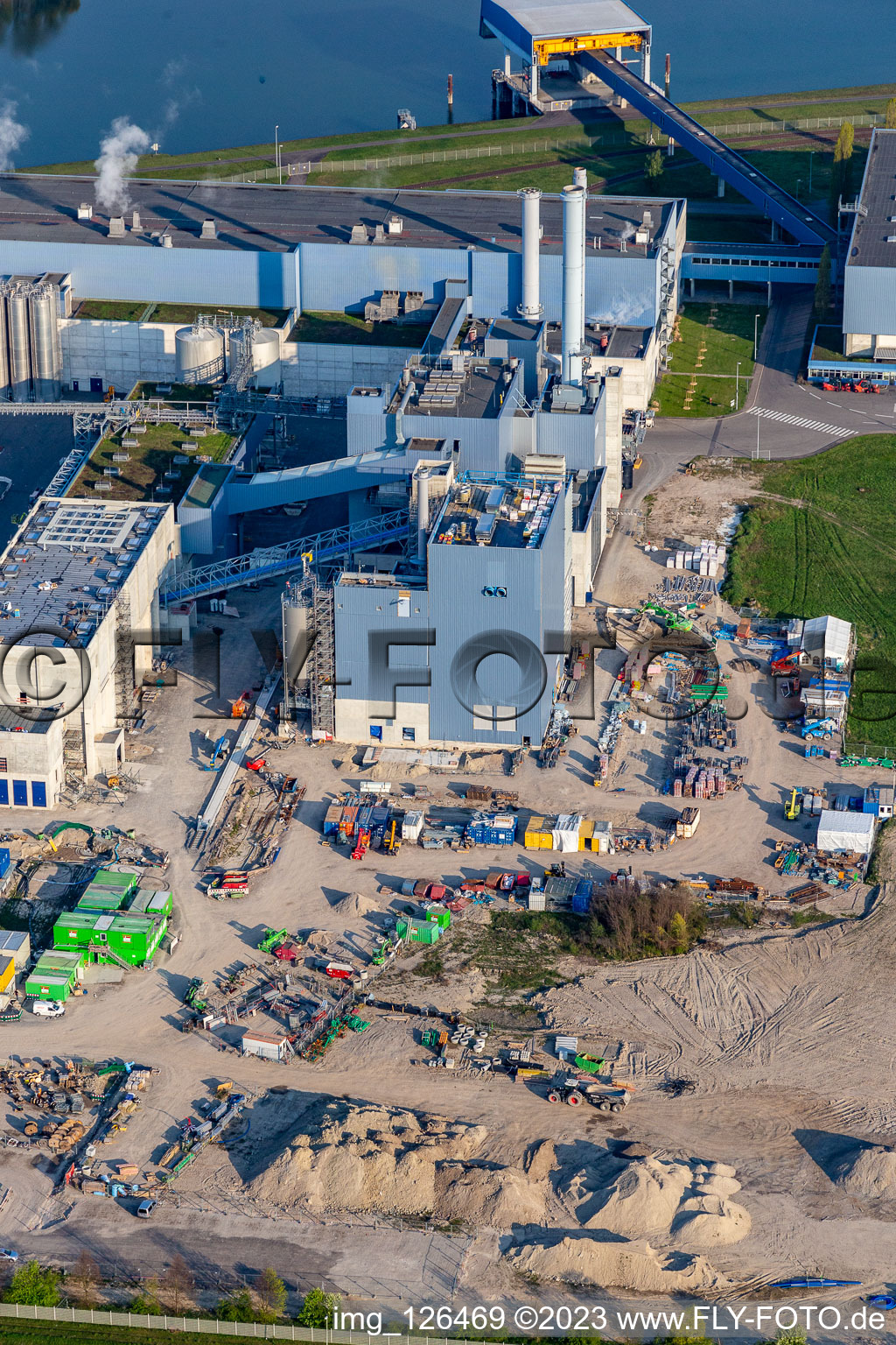 Luftbild von Neubau des Gas- Wasserstoff- Kraftwerks der Papierfabrik Palm GmbH & Co. KG im Ortsteil Industriegebiet Wörth-Oberwald in Wörth am Rhein im Bundesland Rheinland-Pfalz, Deutschland