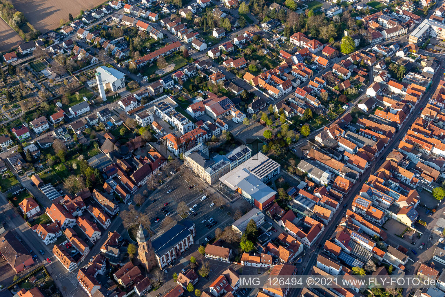 Luftbild von Hauptstraße und Marktplatz in Kandel im Bundesland Rheinland-Pfalz, Deutschland