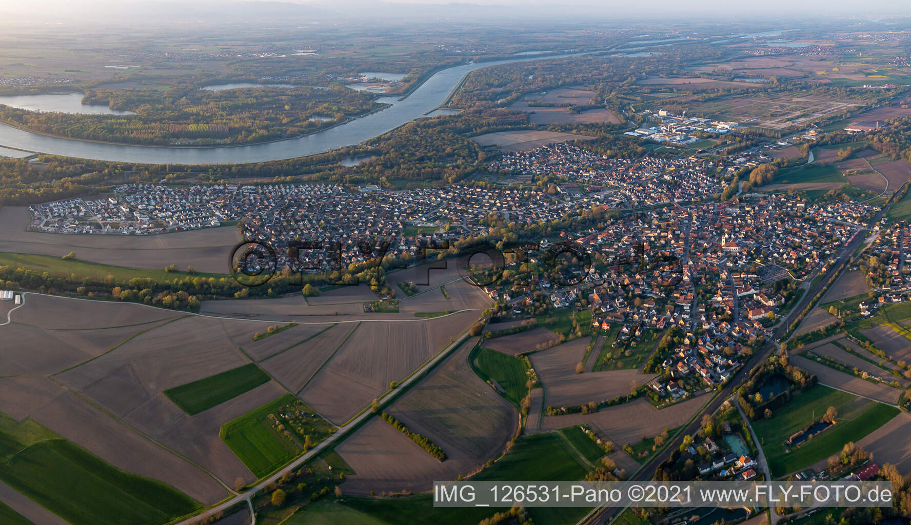 Drusenheim im Bundesland Bas-Rhin, Frankreich von oben gesehen