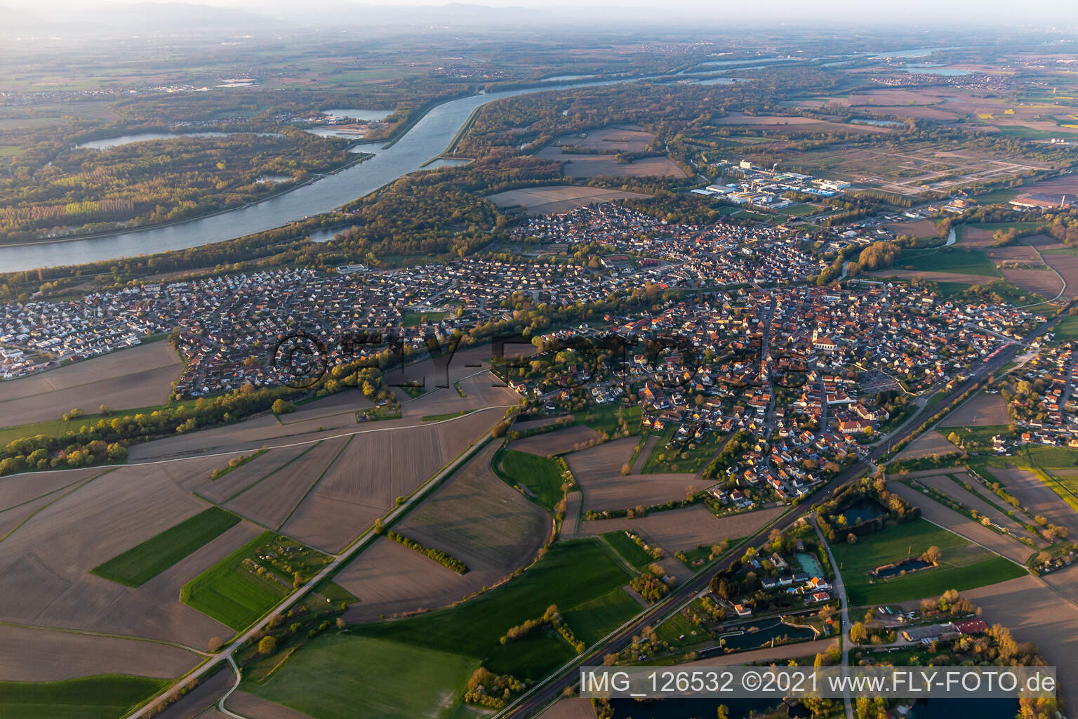 Drusenheim im Bundesland Bas-Rhin, Frankreich aus der Vogelperspektive