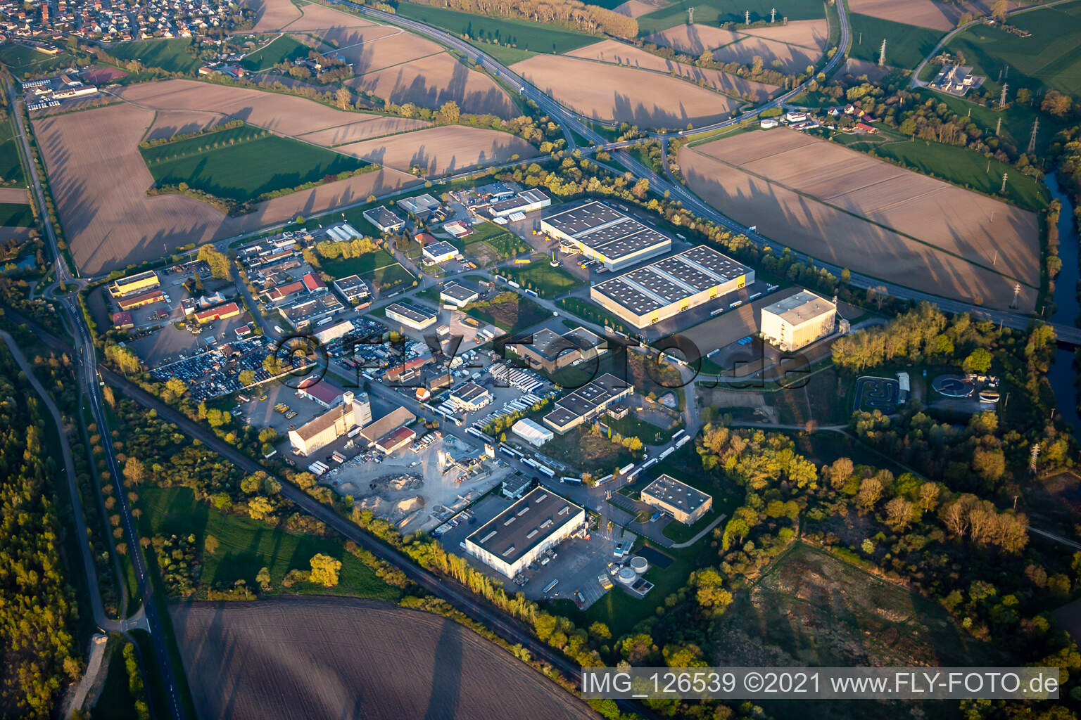 Industrie- und Gewerbegebiet Zone industriel du Ried in Herrlisheim in Grand Est im Bundesland Bas-Rhin, Frankreich
