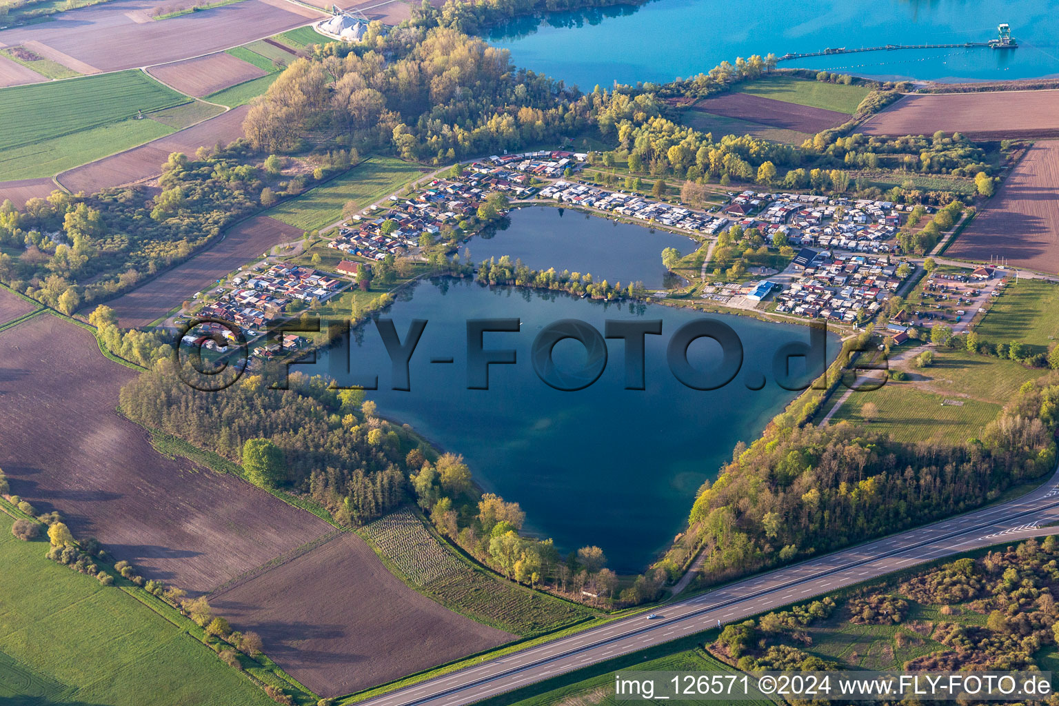 Wohnwagen und Zelte- Campingplatz - und Zeltplatz am Baggersee Schuttern in Friesenheim im Bundesland Baden-Württemberg, Deutschland