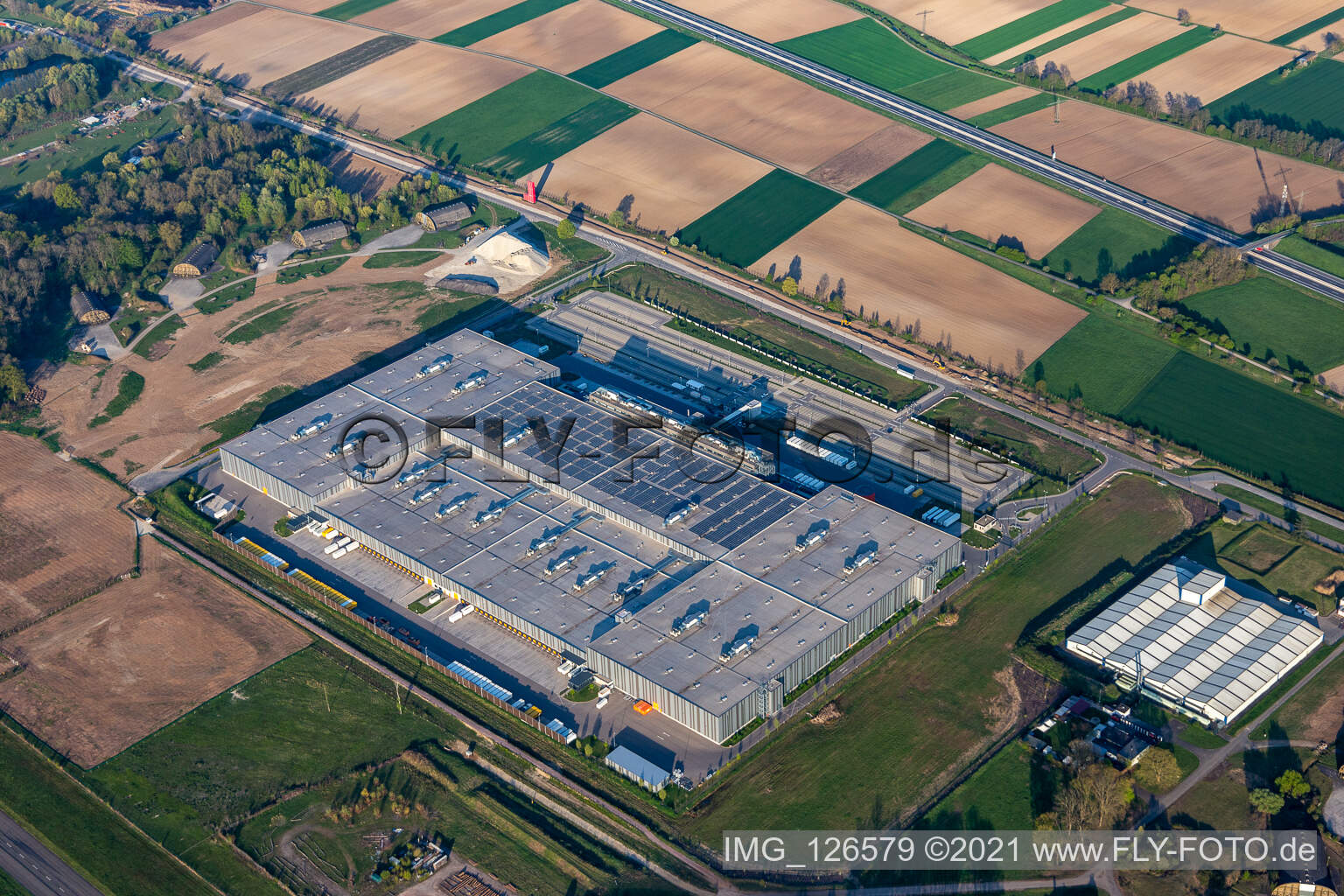 Gebäudekomplex und Gelände des Logistikzentrums der Zalando Logistics Süd SE & Co. KG an der Einsteinallee in Lahr/Schwarzwald im Bundesland Baden-Württemberg, Deutschland
