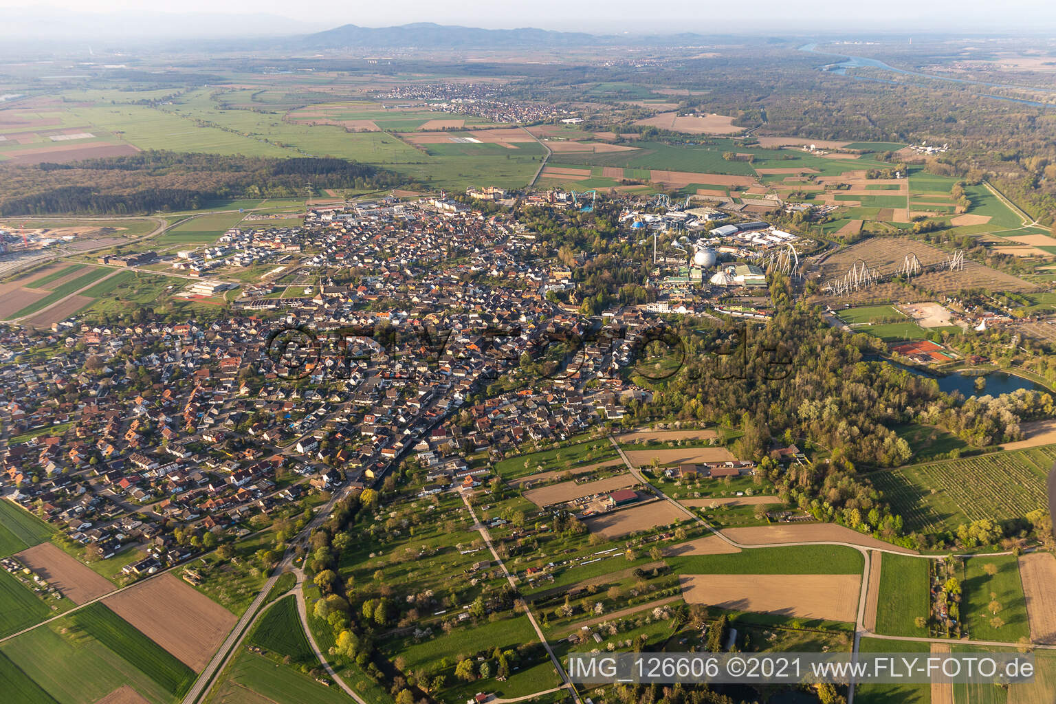 Luftbild von Stadtgebiet mit Außenbezirken und Innenstadtbereich in Rust im Bundesland Baden-Württemberg, Deutschland