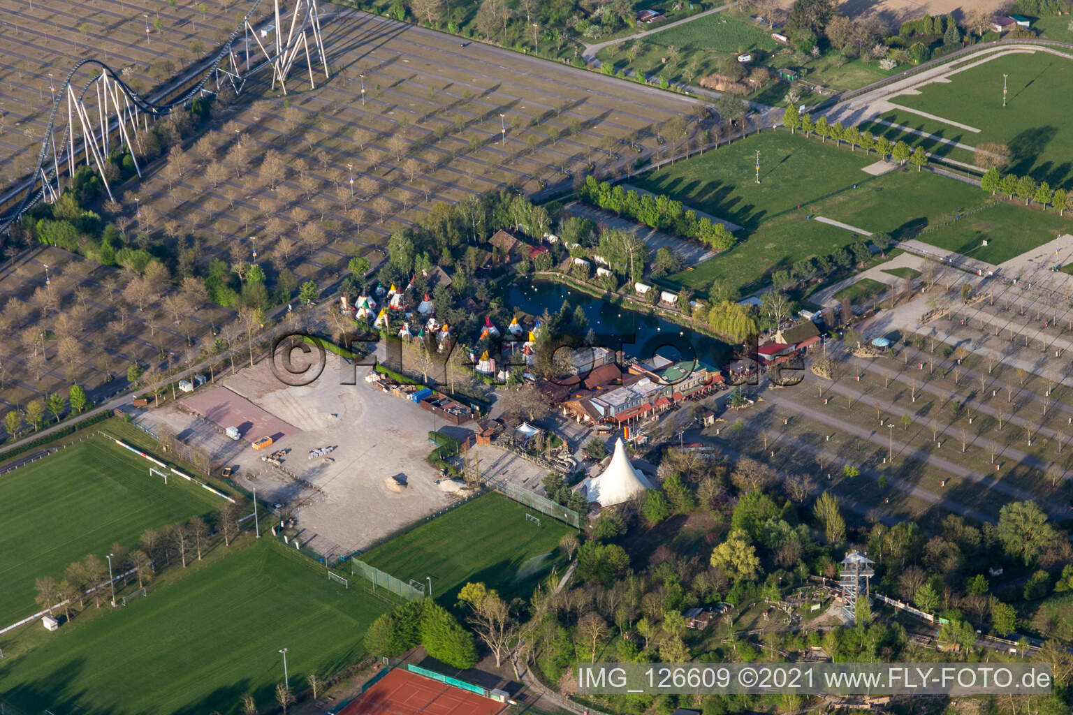 Luftaufnahme von Leerer Parkplatz des Freizeitpark Europa-Park während Corona-Lockdown in Rust im Bundesland Baden-Württemberg, Deutschland