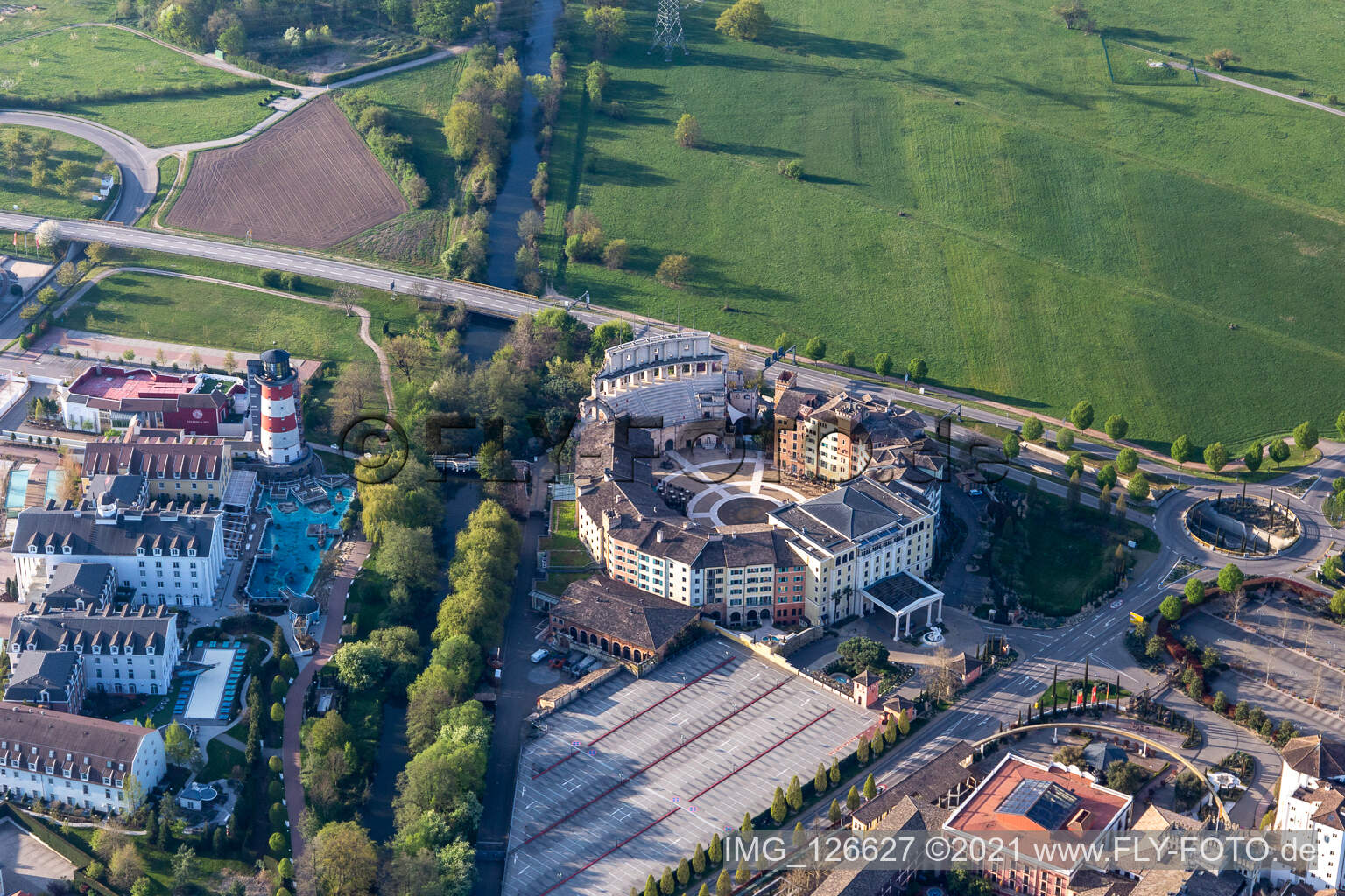 Luftbild von Wegen Corona-Lockdown geschlossenes 4 Sterne Erlebnishotel "Colosseo" im Freizeitpark Europa-Park in Rust im Bundesland Baden-Württemberg, Deutschland