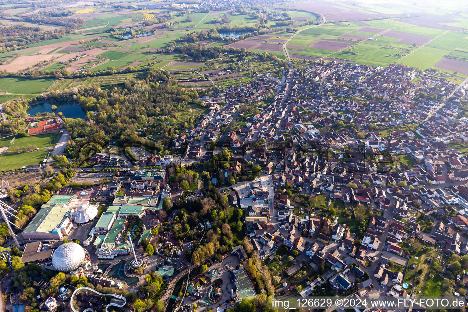 Luftaufnahme von Stadtgebiet mit Außenbezirken und Innenstadtbereich in Rust im Bundesland Baden-Württemberg, Deutschland