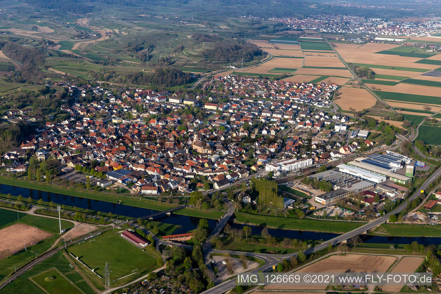 Luftbild von Ortsansicht der Straßen und Häuser der Wohngebiete in Riegel am Kaiserstuhl im Bundesland Baden-Württemberg, Deutschland