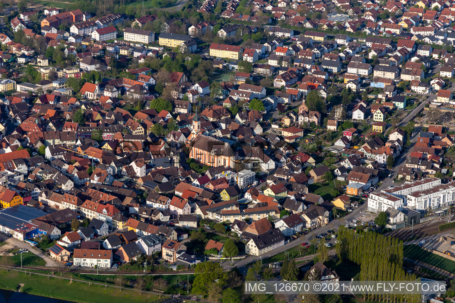 Luftaufnahme von Ortsansicht der Straßen und Häuser der Wohngebiete in Riegel am Kaiserstuhl im Bundesland Baden-Württemberg, Deutschland