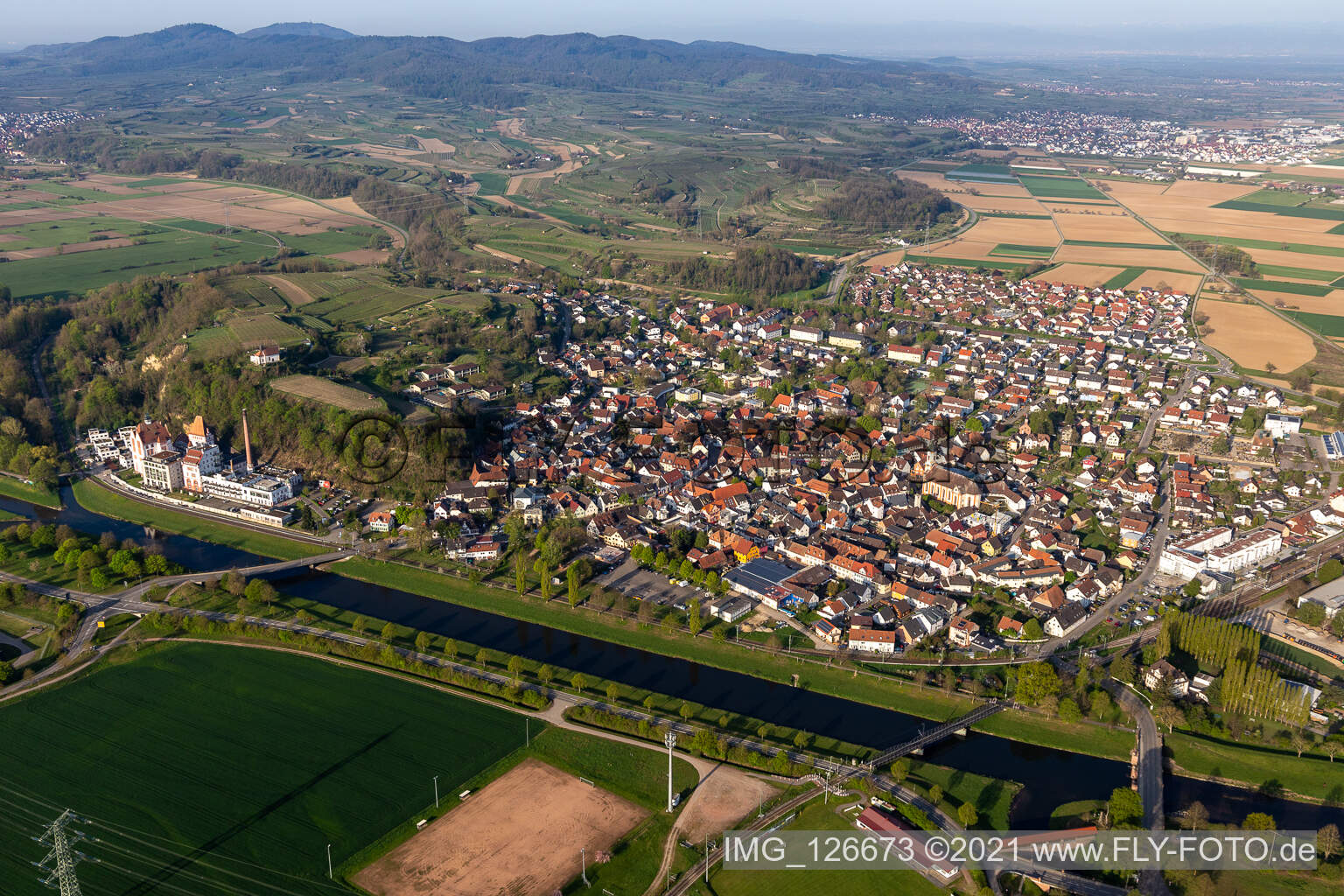 Ortsansicht der Straßen und Häuser der Wohngebiete in Riegel am Kaiserstuhl im Bundesland Baden-Württemberg, Deutschland von oben
