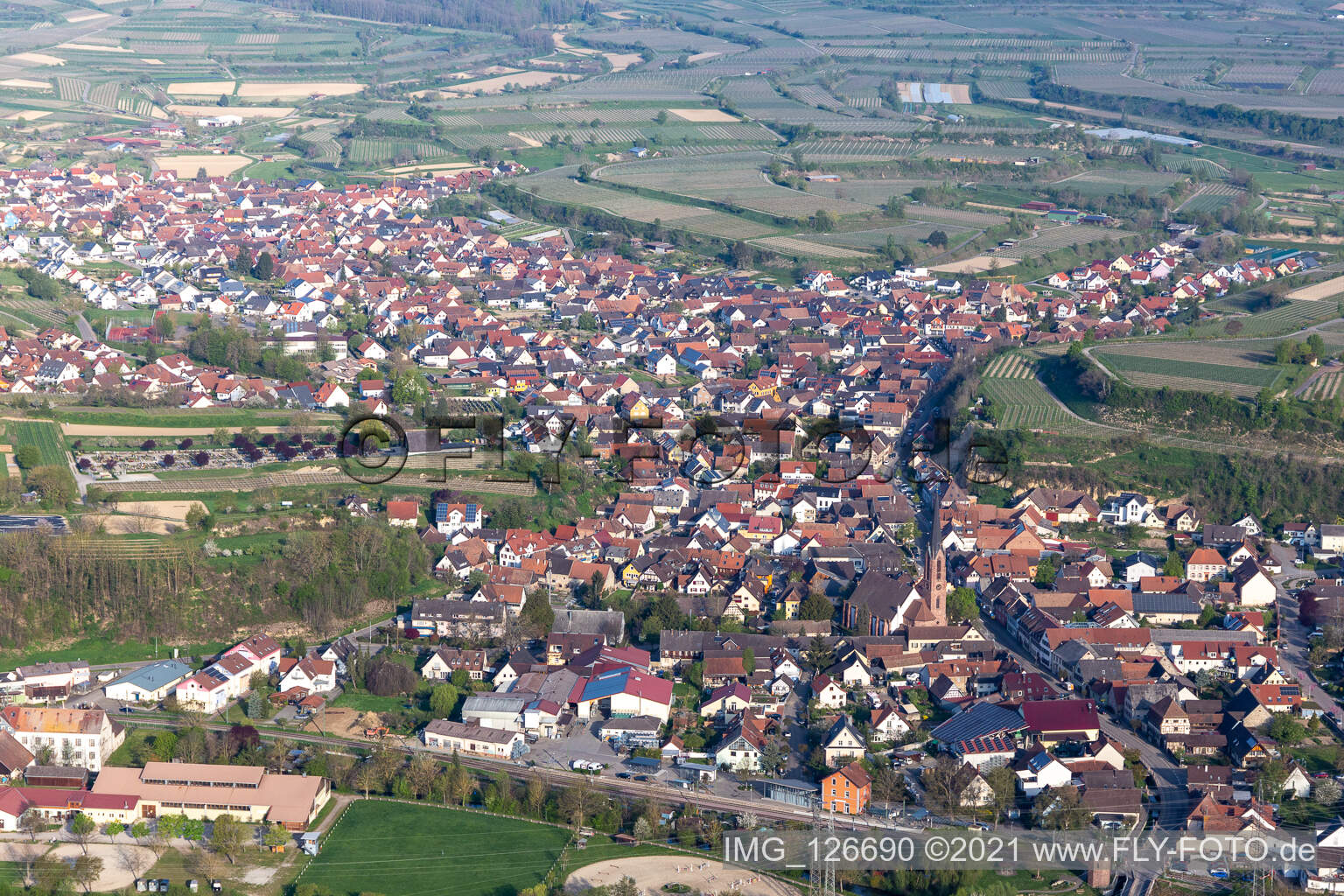 Schrägluftbild von Eichstetten am Kaiserstuhl im Bundesland Baden-Württemberg, Deutschland