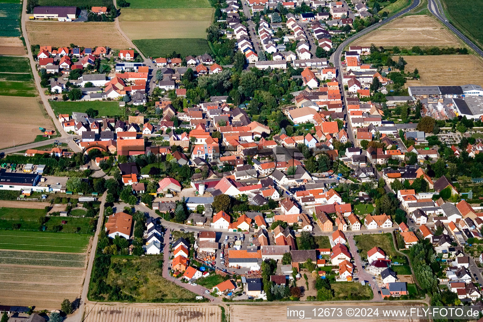 Ortsansicht der Straßen und Häuser der Wohngebiete im Ortsteil Assenheim in Hochdorf-Assenheim im Bundesland Rheinland-Pfalz, Deutschland