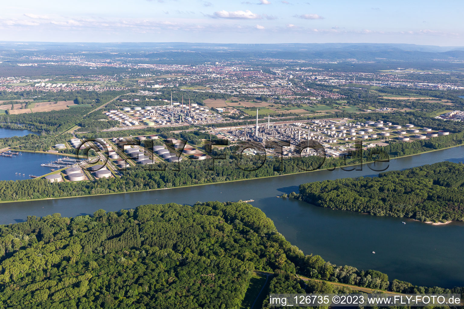 Luftaufnahme von Miro im Ortsteil Knielingen in Karlsruhe im Bundesland Baden-Württemberg, Deutschland