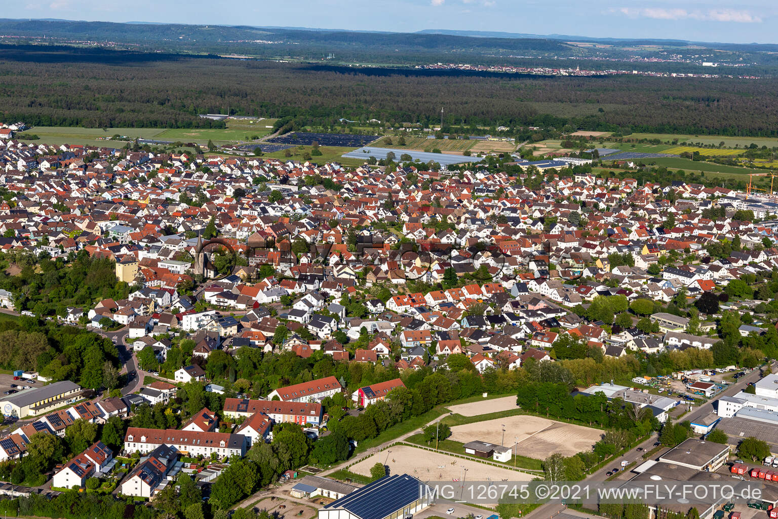 Ortsansicht der Straßen und Häuser der Wohngebiete in Eggenstein in Eggenstein-Leopoldshafen im Bundesland Baden-Württemberg, Deutschland