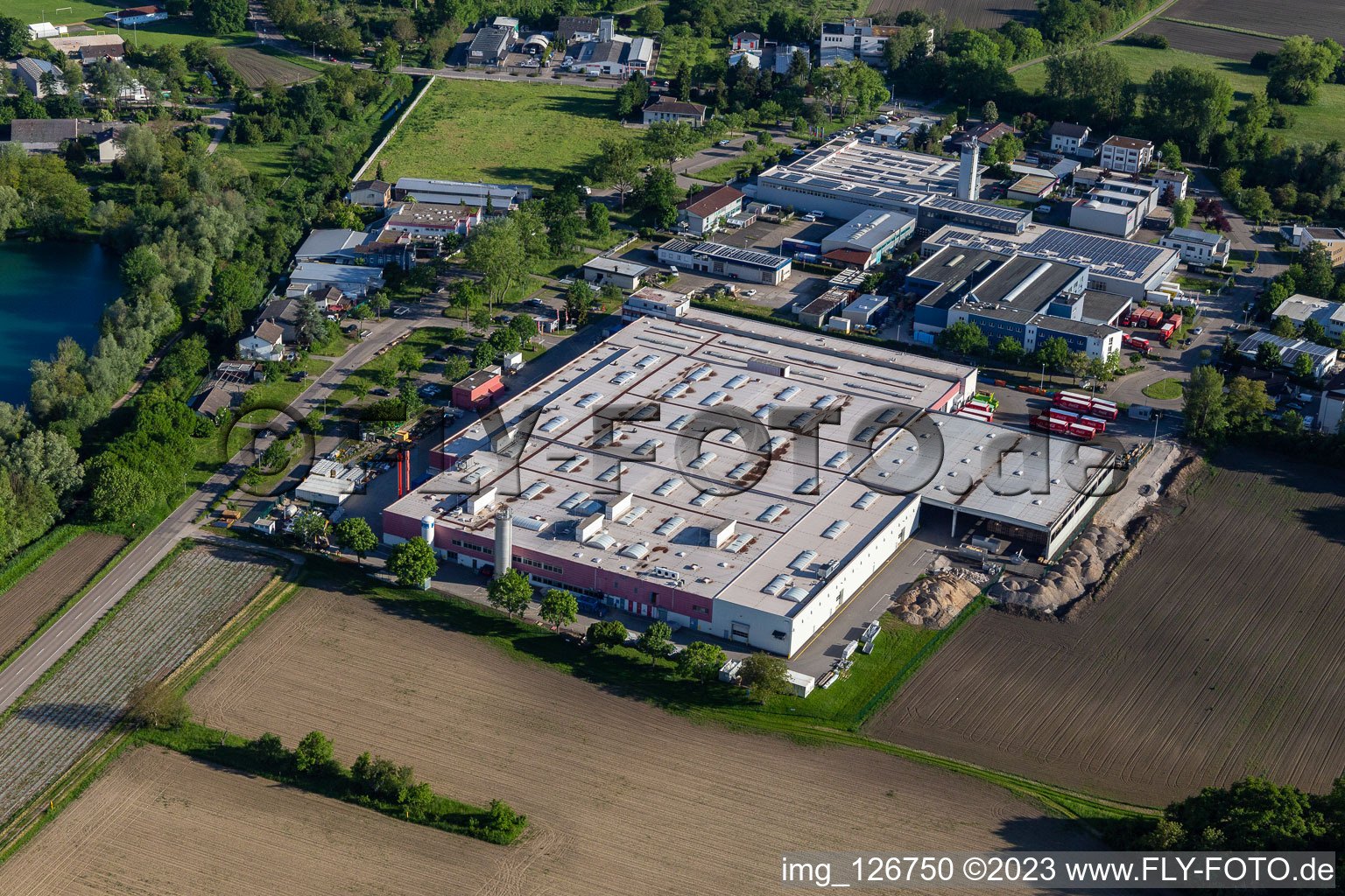Luftaufnahme von Gebäude und Produktionshallen auf dem Werksgelände der Coca-Cola European Partners Deutschland GmbH in Neureut in Karlsruhe im Bundesland Baden-Württemberg