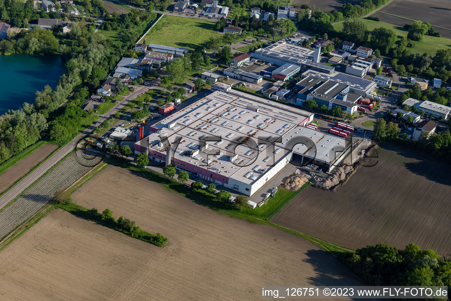 Schrägluftbild von Gebäude und Produktionshallen auf dem Werksgelände der Coca-Cola European Partners Deutschland GmbH in Neureut in Karlsruhe im Bundesland Baden-Württemberg