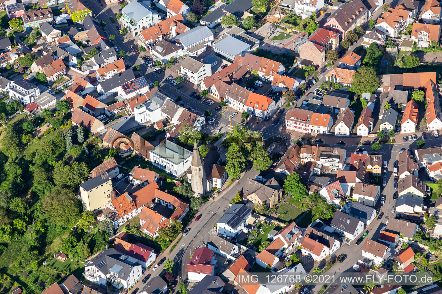 Ortsansicht der Straßen und Häuser der Wohngebiete in Eggenstein-Leopoldshafen im Bundesland Baden-Württemberg, Deutschland