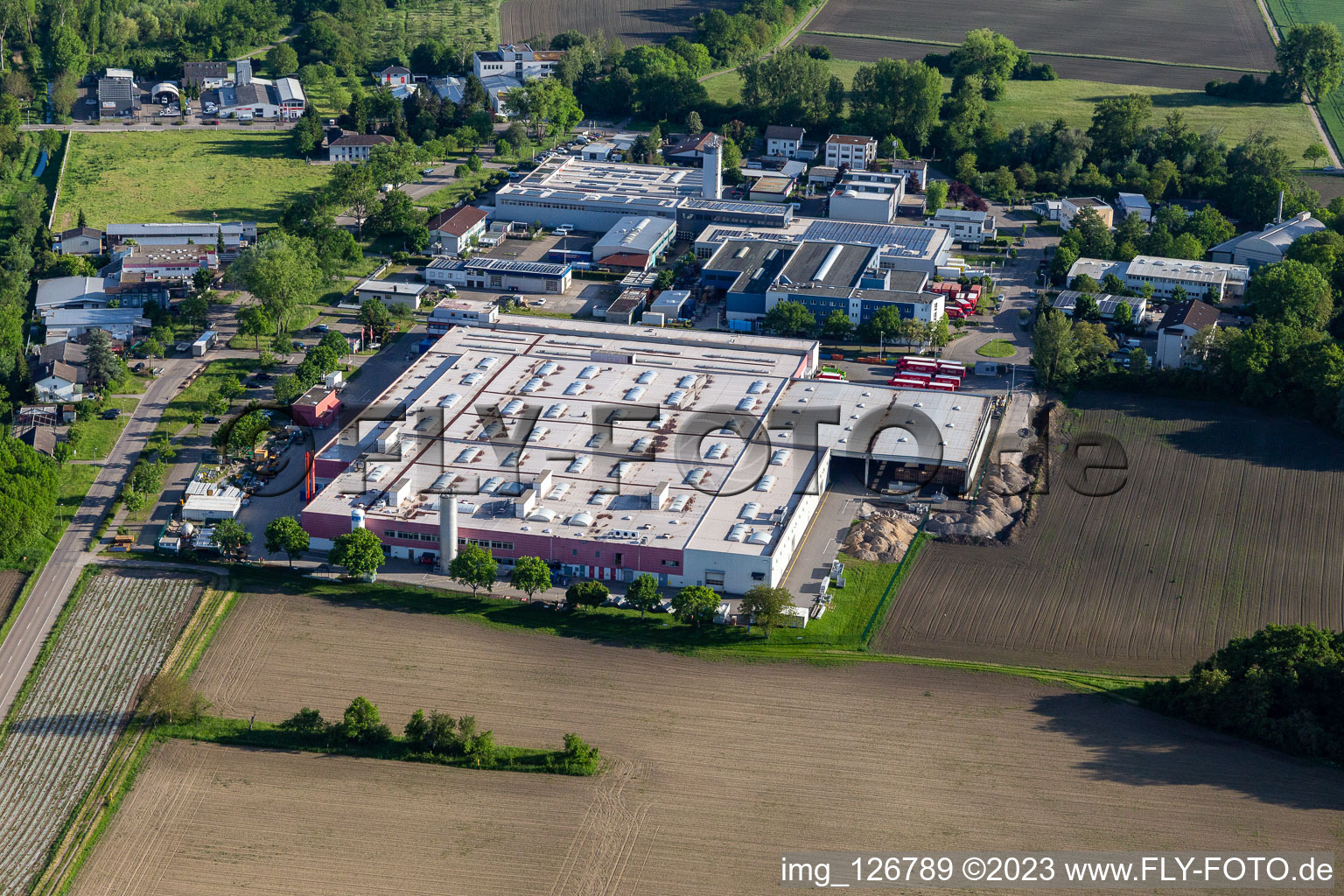 Gebäude und Produktionshallen auf dem Werksgelände der Coca-Cola European Partners Deutschland GmbH in Neureut in Karlsruhe im Bundesland Baden-Württemberg von oben