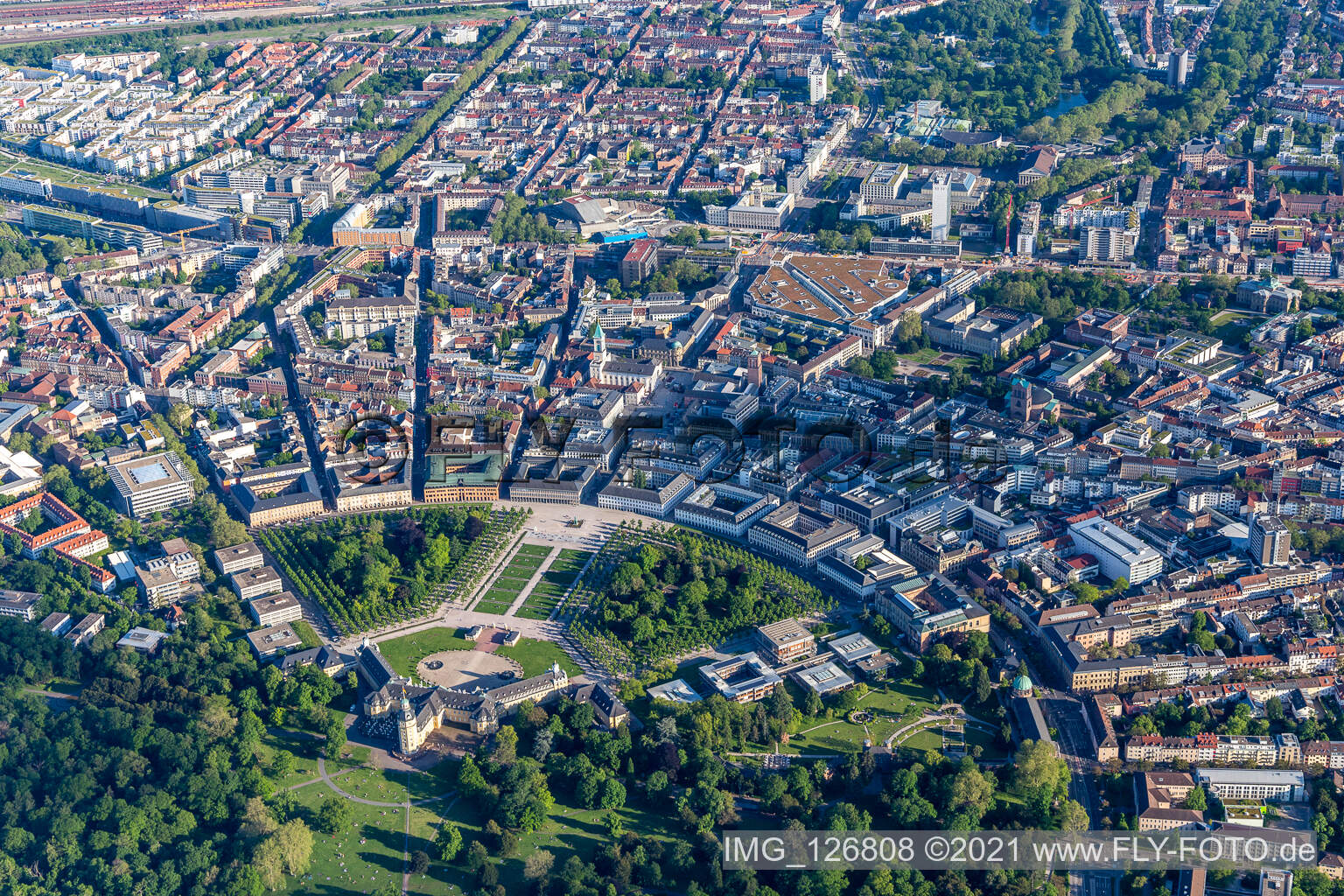 Luftbild von Fächerstadt mit Karlruher Schloss und Zirkel im Ortsteil Innenstadt-West in Karlsruhe im Bundesland Baden-Württemberg, Deutschland