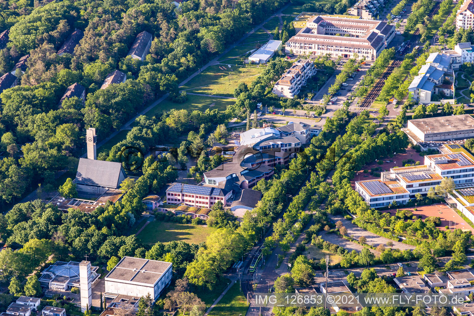 Luftaufnahme von Waldstadt Zentrum, Freie Waldorfschule, Otto Hahn Gymnasium in Karlsruhe im Bundesland Baden-Württemberg, Deutschland