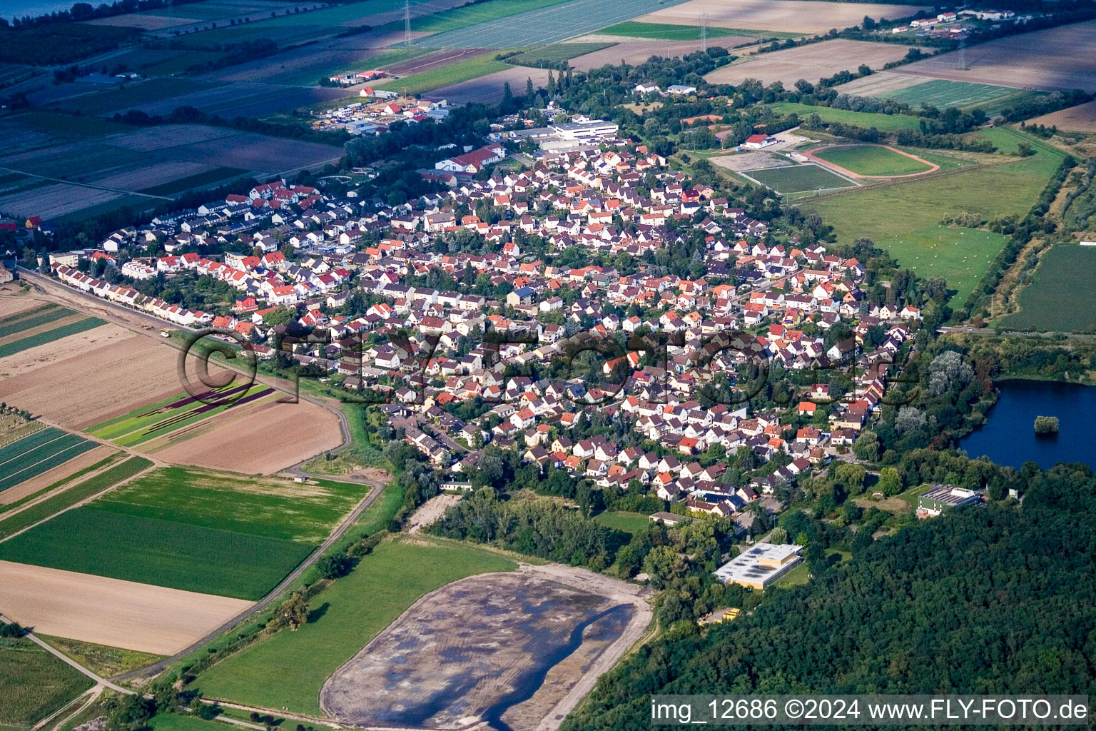 Ortsansicht der Straßen und Häuser der Wohngebiete in Lambsheim im Bundesland Rheinland-Pfalz, Deutschland