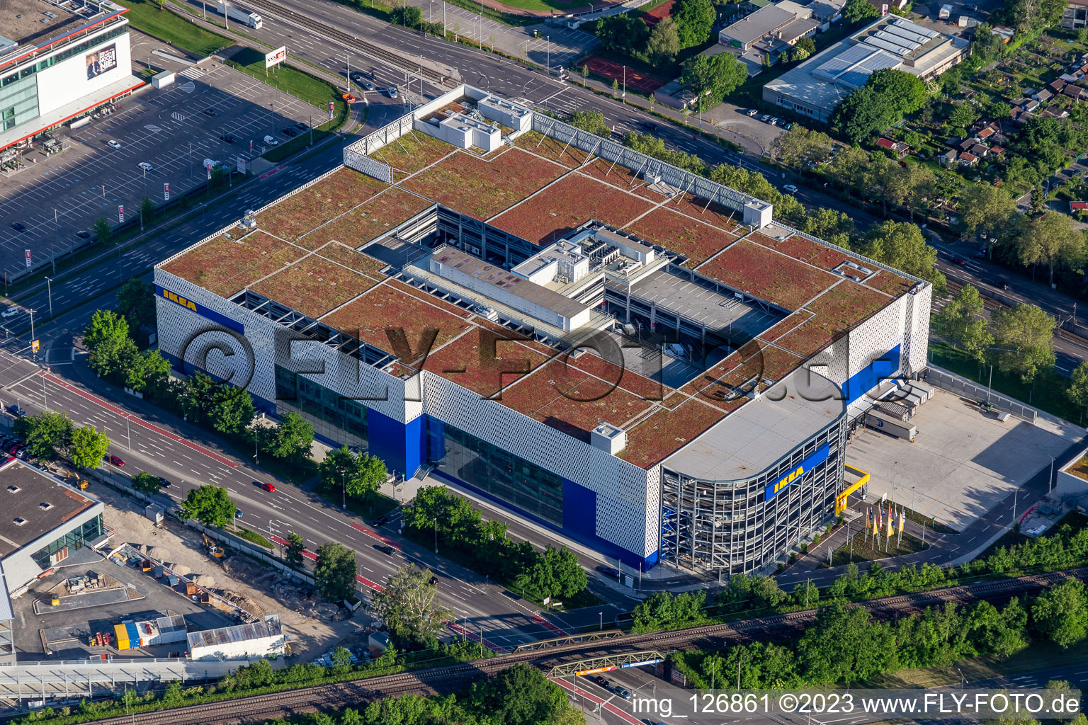 Schrägluftbild von Gebäude des Einrichtungshaus - Möbelmarkt der " IKEA Deutschland GmbH & Co. KG " an der Gerwigstraße - Weinweg - Durlacher Allee in Karlsruhe im Ortsteil Oststadt im Bundesland Baden-Württemberg