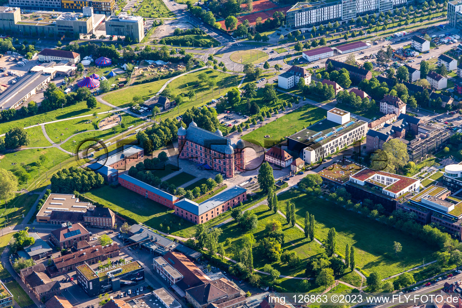 Gebäudekomplex der Hochschule Schloss Gottesaue - Hochschule für Musik in Karlsruhe im Ortsteil Oststadt im Bundesland Baden-Württemberg, Deutschland