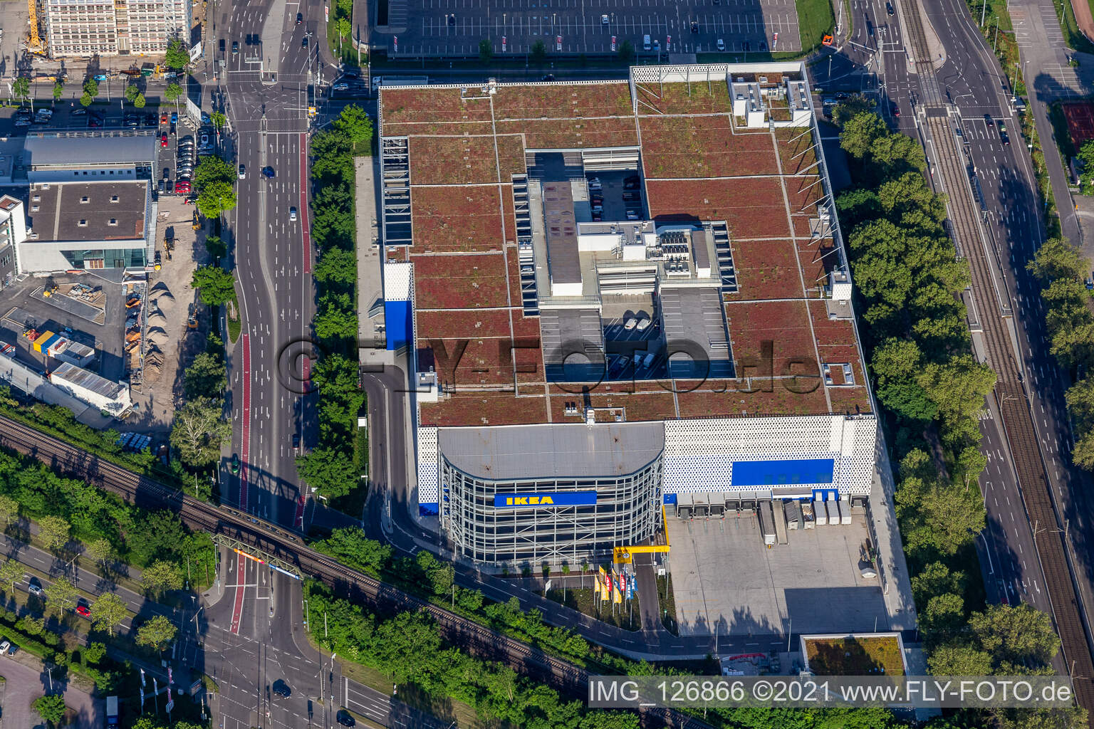 Gebäude des Einrichtungshaus - Möbelmarkt der " IKEA Deutschland GmbH & Co. KG " an der Gerwigstraße - Weinweg - Durlacher Allee in Karlsruhe im Ortsteil Oststadt im Bundesland Baden-Württemberg von oben
