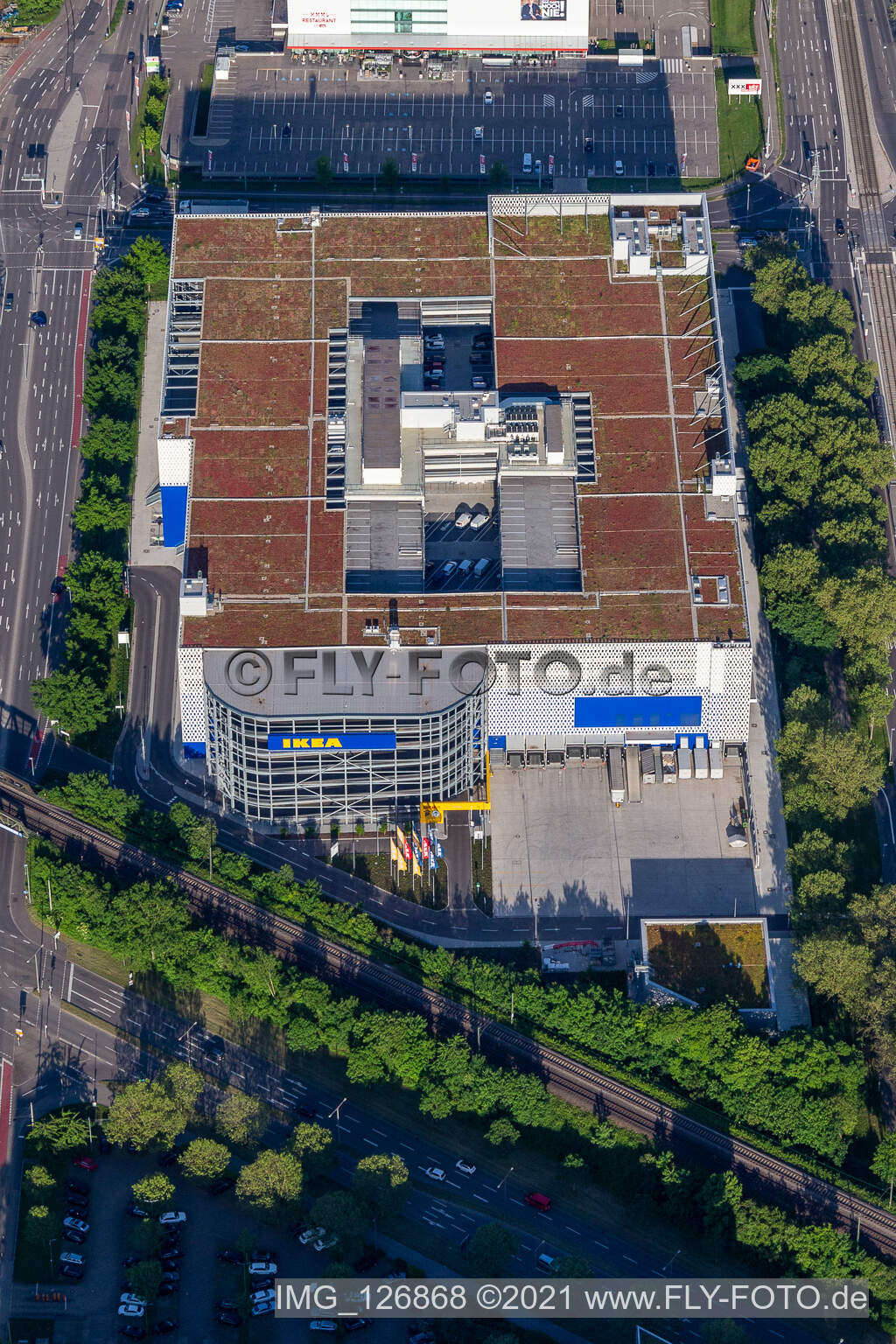 Gebäude des Einrichtungshaus - Möbelmarkt der " IKEA Deutschland GmbH & Co. KG " an der Gerwigstraße - Weinweg - Durlacher Allee in Karlsruhe im Ortsteil Oststadt im Bundesland Baden-Württemberg aus der Luft
