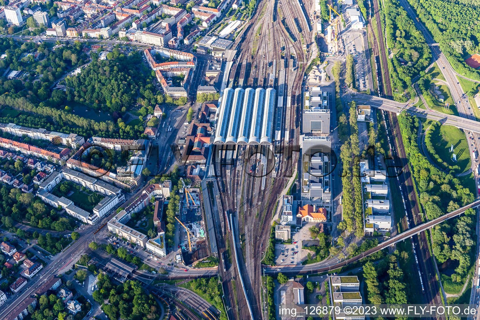 Luftbild von Gleisverlauf und Gebäude des Hauptbahnhofes der Deutschen Bahn im Ortsteil Südweststadt in Karlsruhe im Bundesland Baden-Württemberg, Deutschland