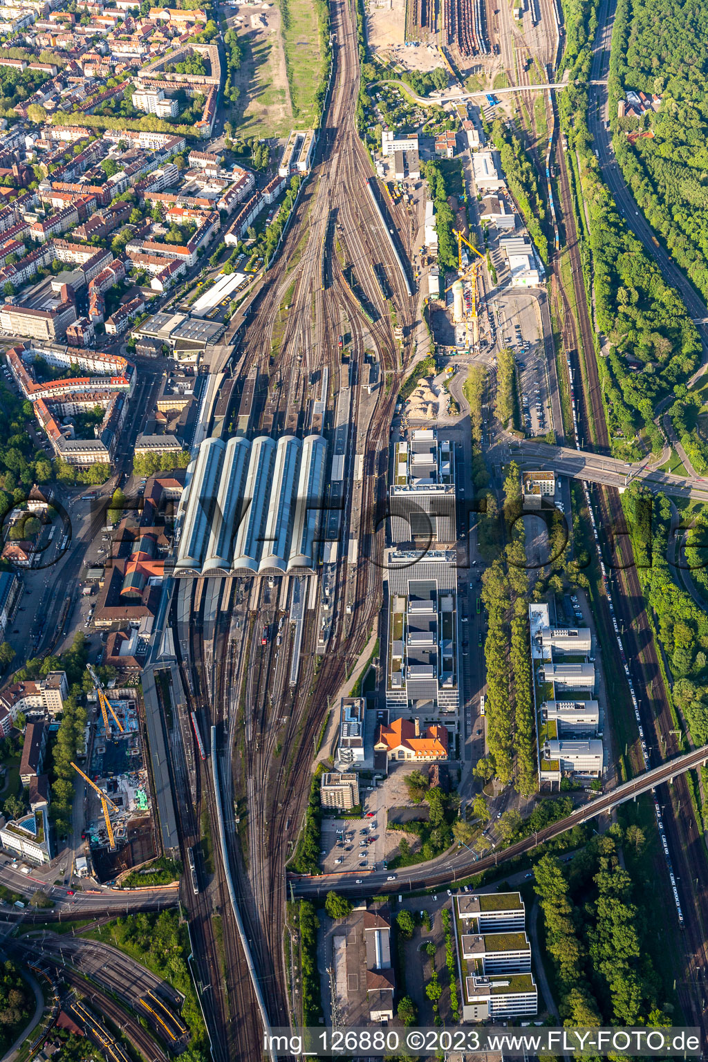 Luftaufnahme von Gleisverlauf und Gebäude des Hauptbahnhofes der Deutschen Bahn im Ortsteil Südweststadt in Karlsruhe im Bundesland Baden-Württemberg, Deutschland
