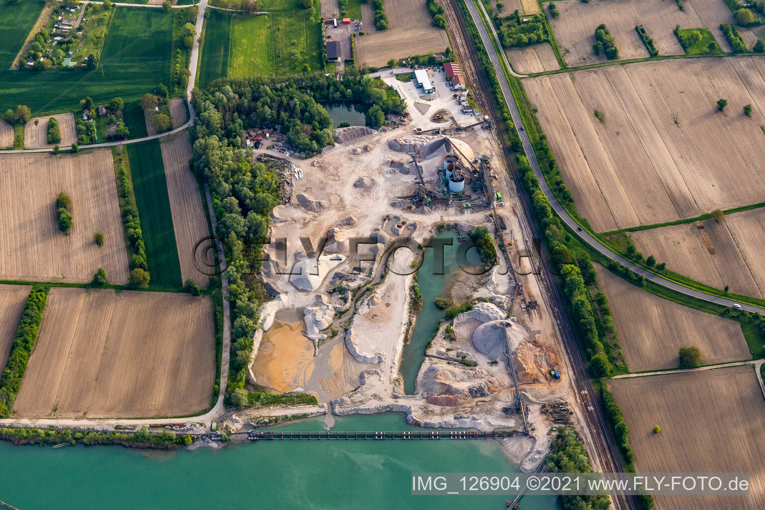 Luftbild von Baggersee der HBM Hagenbacher Bau Mineralstoffe im Bundesland Rheinland-Pfalz, Deutschland