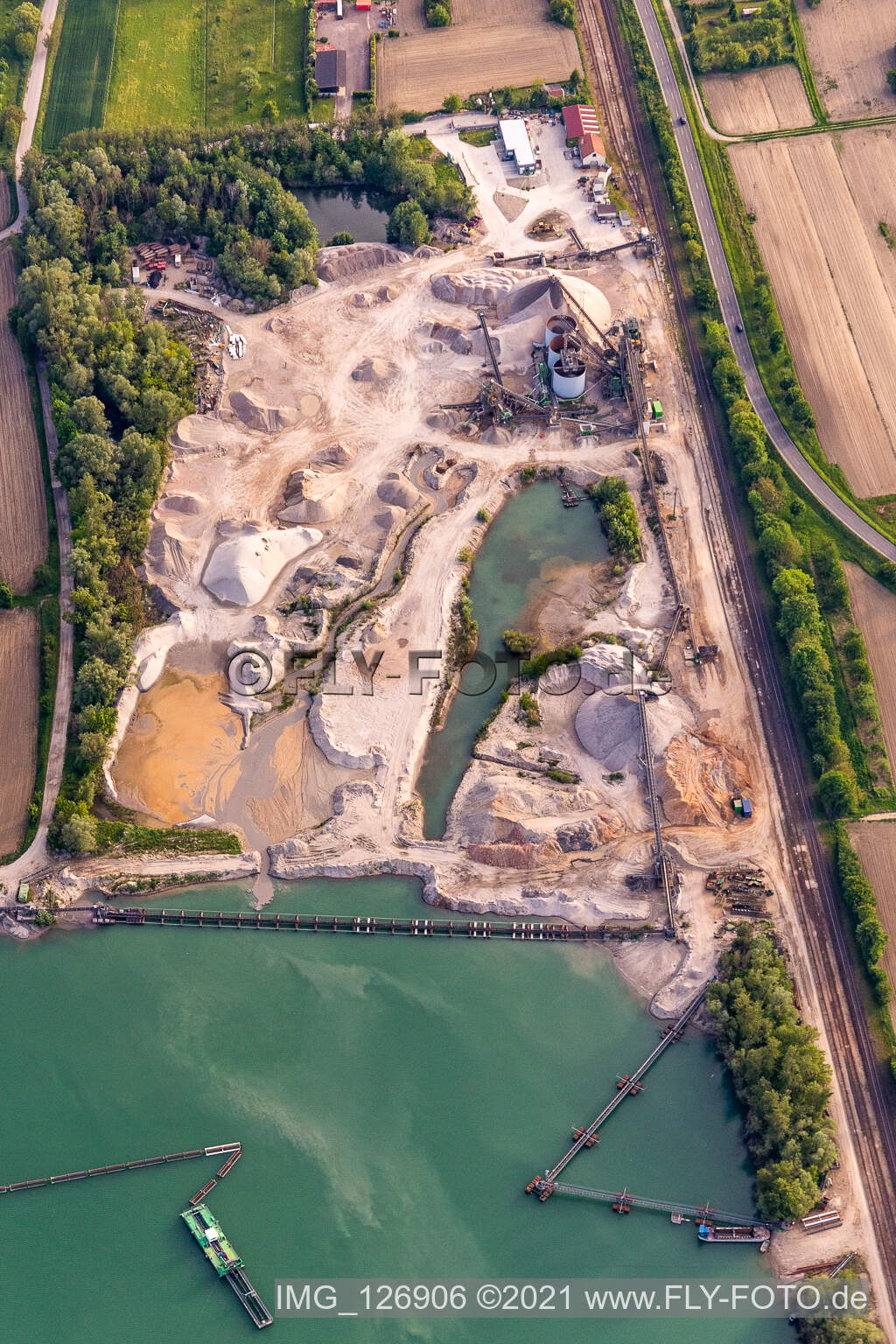 Luftaufnahme von Baggersee der HBM Hagenbacher Bau Mineralstoffe im Bundesland Rheinland-Pfalz, Deutschland