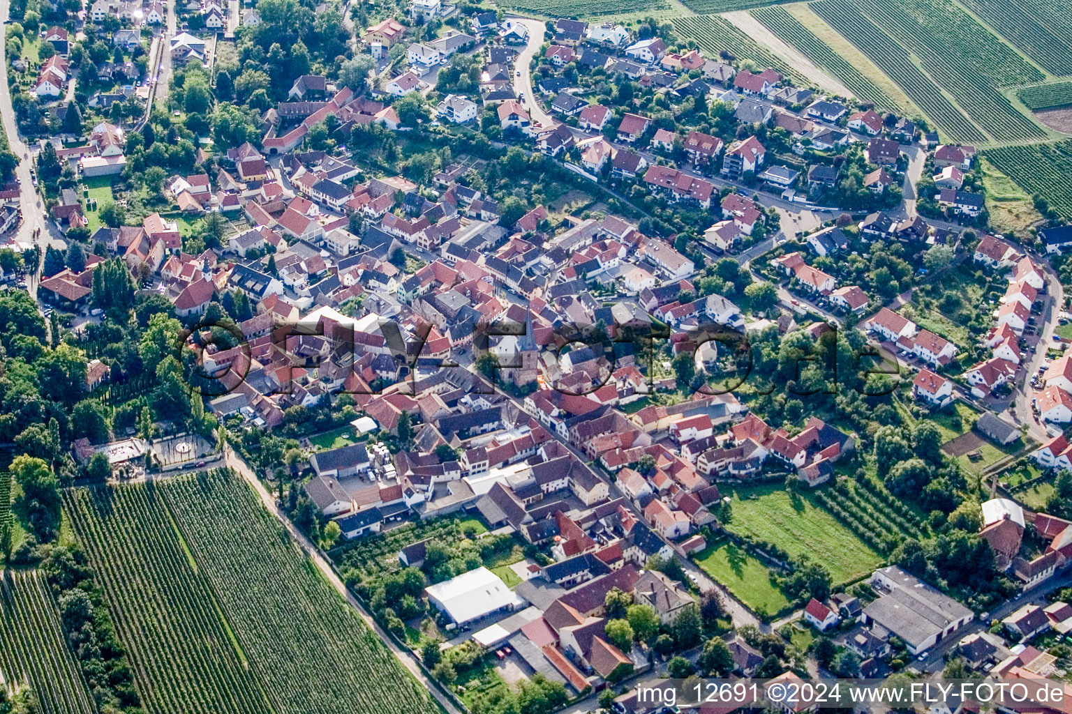 Ortsansicht der Straßen und Häuser der Wohngebiete in Großkarlbach im Bundesland Rheinland-Pfalz, Deutschland