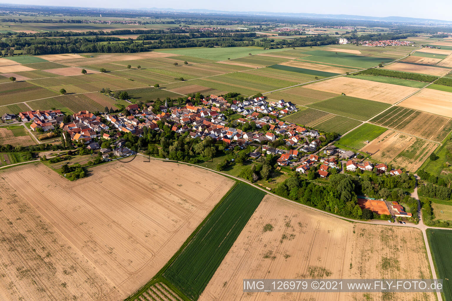 Kleinfischlingen im Bundesland Rheinland-Pfalz, Deutschland aus der Drohnenperspektive