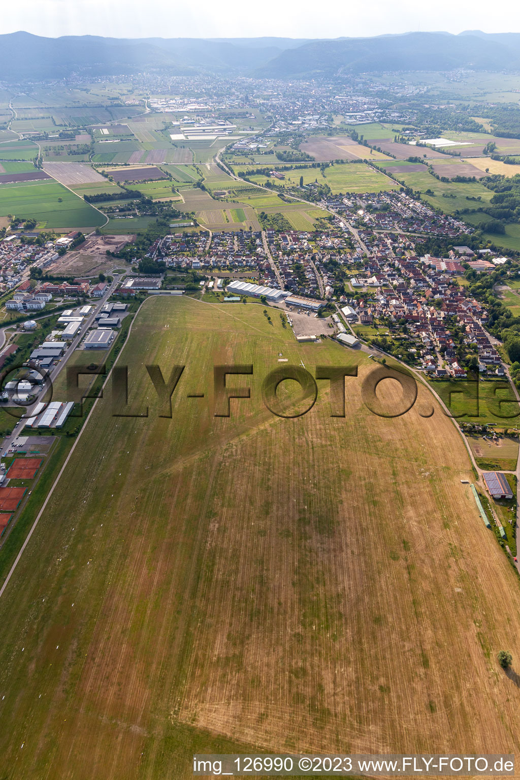 Segelflug- Gelände auf dem Flugplatz des FSV Neustadt in Lachen-Speyerdorf in Neustadt an der Weinstraße im Bundesland Rheinland-Pfalz, Deutschland