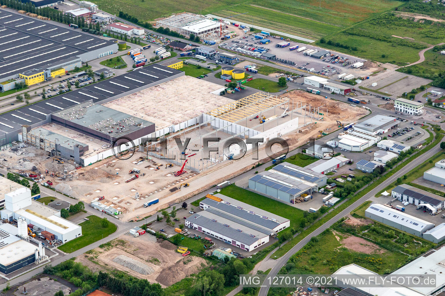 Baustelle für einen Lagerhallen und Speditionsgebäude- Neubau der Progroup Board GmbH im Interpark in Offenbach an der Queich im Bundesland Rheinland-Pfalz, Deutschland