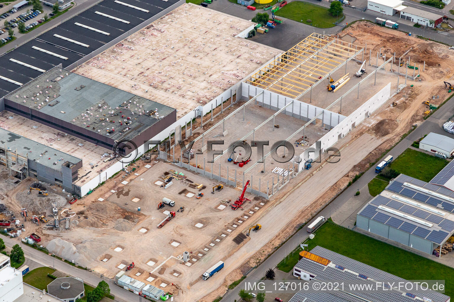 Luftbild von Baustelle für einen Lagerhallen und Speditionsgebäude- Neubau der Progroup Board GmbH im Interpark in Offenbach an der Queich im Bundesland Rheinland-Pfalz, Deutschland