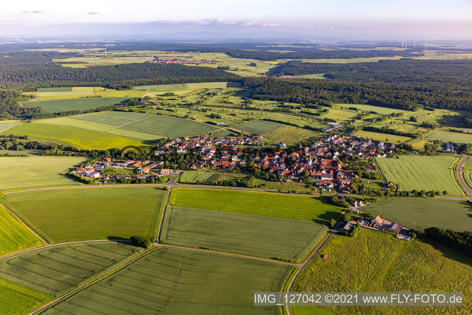 Ortsansicht am Rande von landwirtschaftlichen Feldern und Nutzflächen in Löffelsterz in Schonungen im Bundesland Bayern, Deutschland
