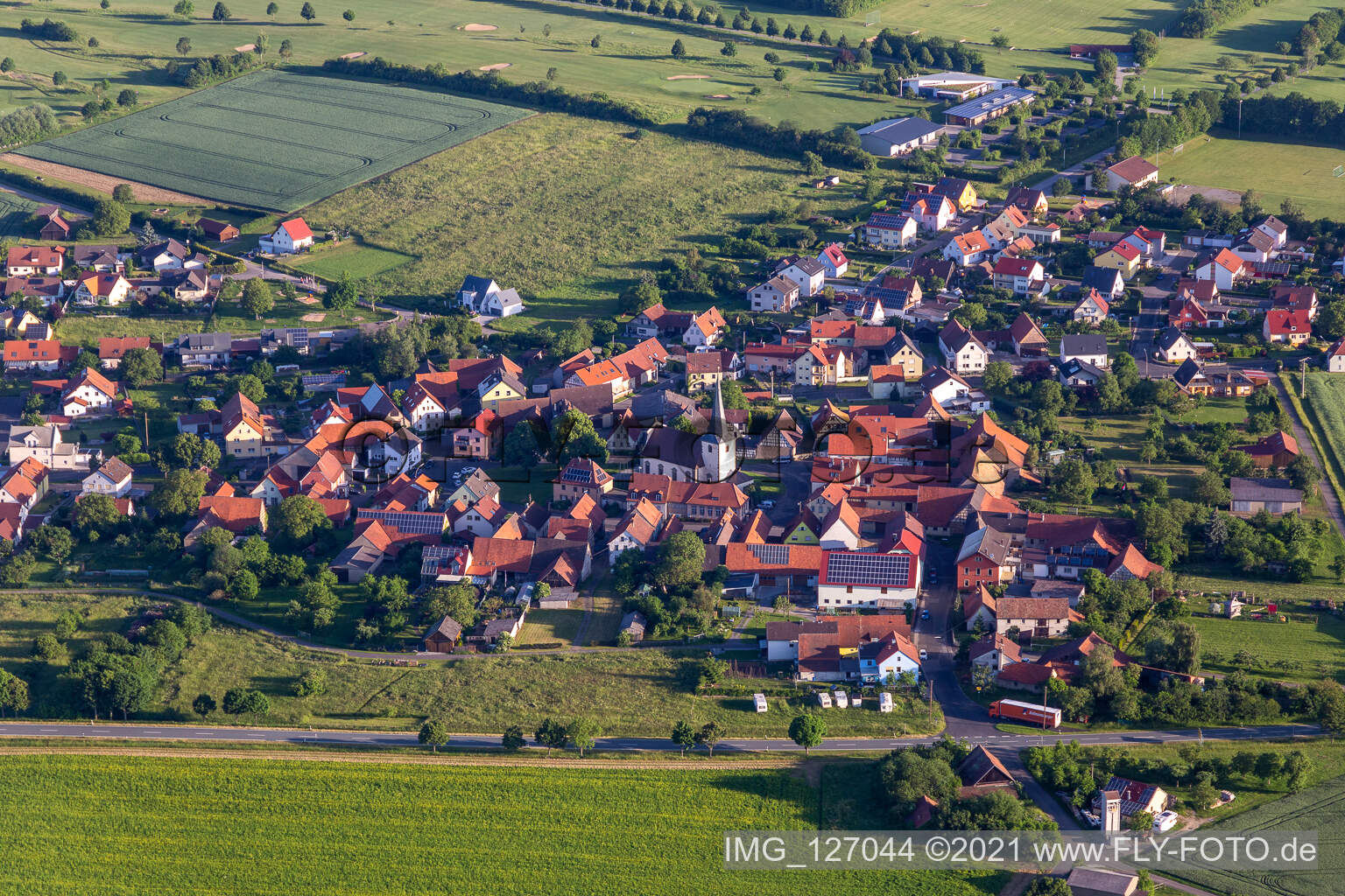 Luftbild von Ortsansicht am Rande von landwirtschaftlichen Feldern und Nutzflächen in Löffelsterz in Schonungen im Bundesland Bayern, Deutschland