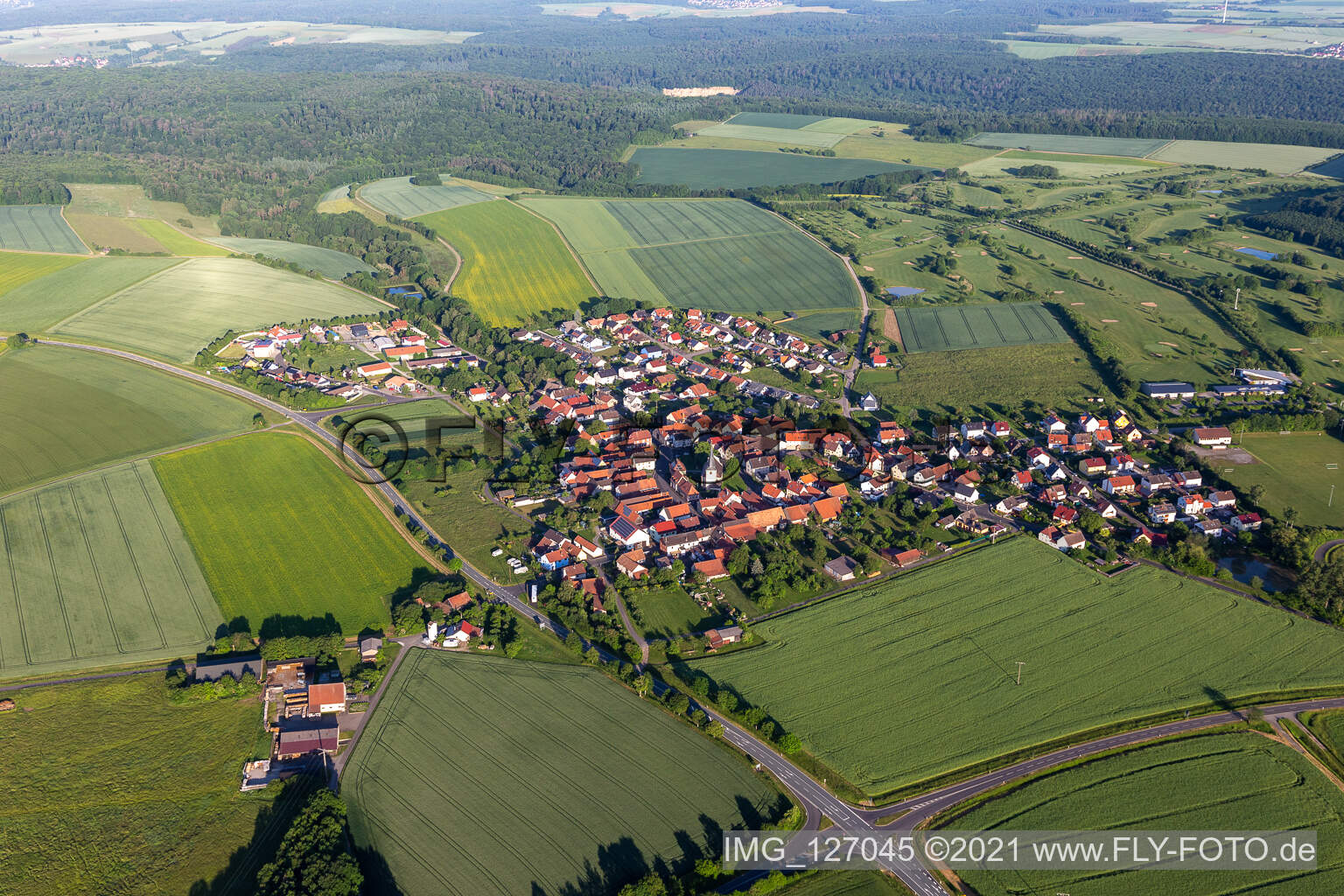 Luftaufnahme von Ortsansicht am Rande von landwirtschaftlichen Feldern und Nutzflächen in Löffelsterz in Schonungen im Bundesland Bayern, Deutschland