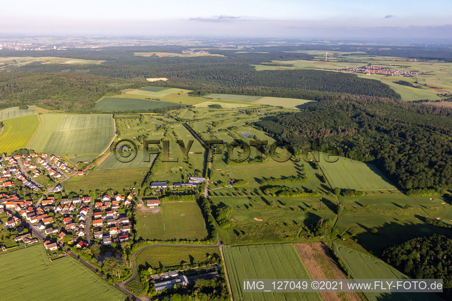 Luftaufnahme von Gelände des Golfplatz des Golfclubs Schweinfurt e.V. im Ortsteil Löffelsterz in Schonungen im Bundesland Bayern, Deutschland