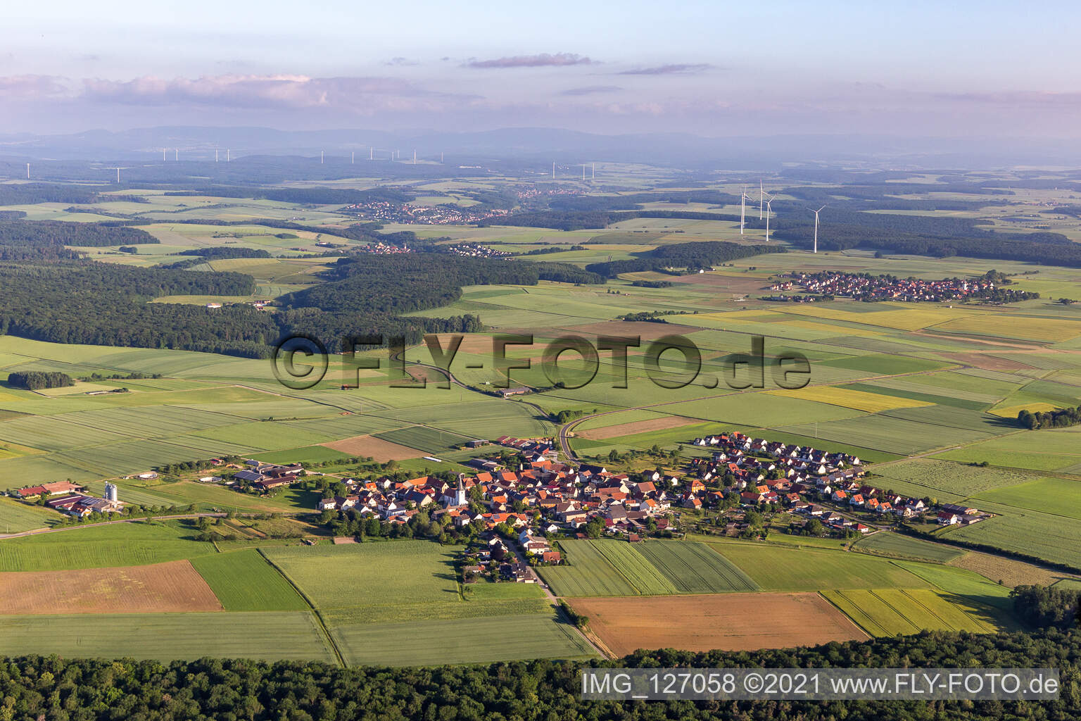 Dorf - Ansicht am Rande von landwirtschaftlichen Feldern und Nutzflächen in Ebertshausen in Üchtelhausen im Bundesland Bayern, Deutschland